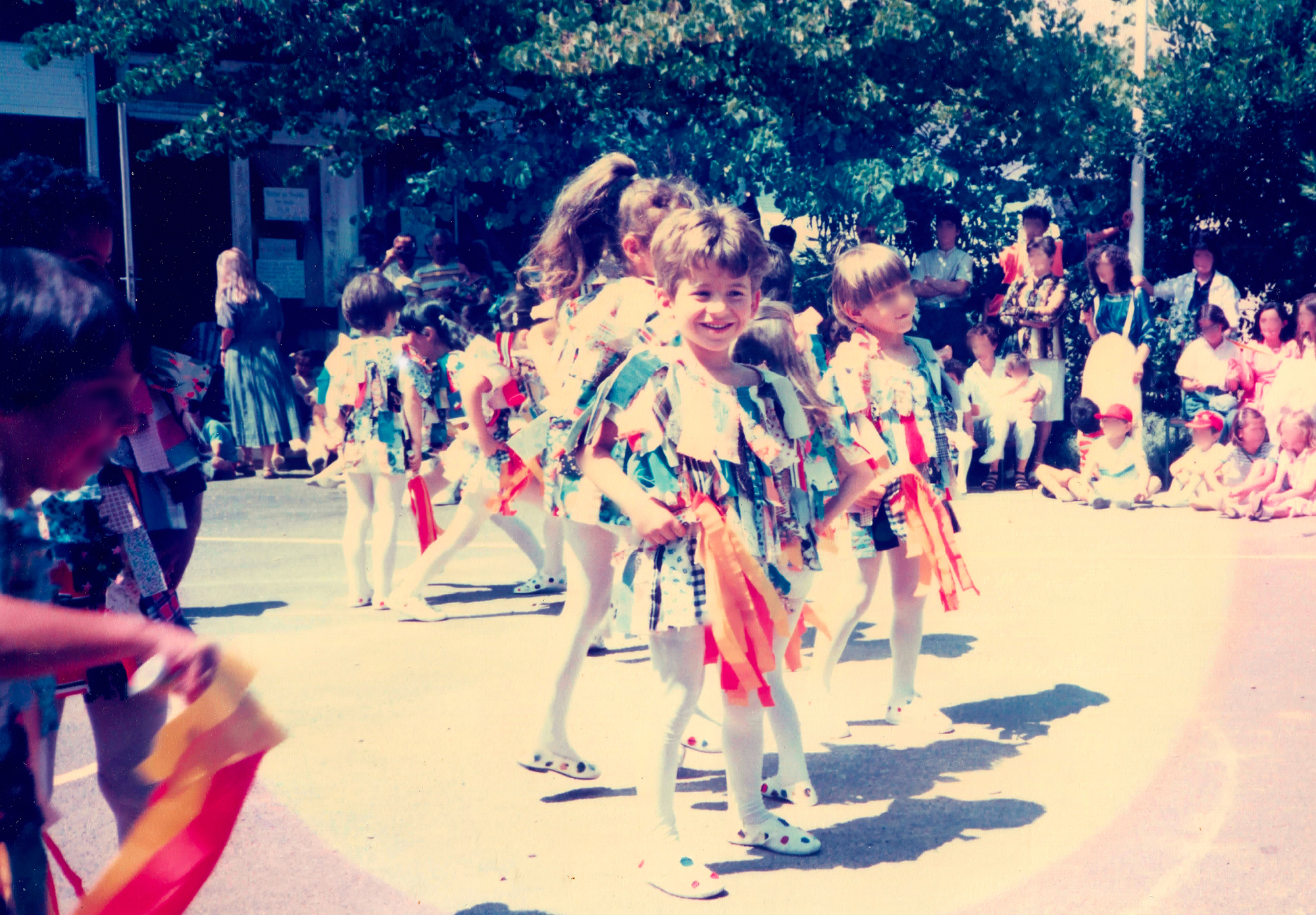 Votre artisan encore enfant — photo de kermesse restaurée fidèlement, sans inventer le visage — atelier Grain & Pixel Béziers